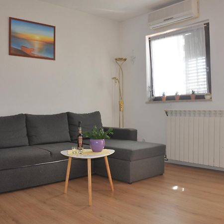 Apartman Mirna ロヴィニ エクステリア 写真