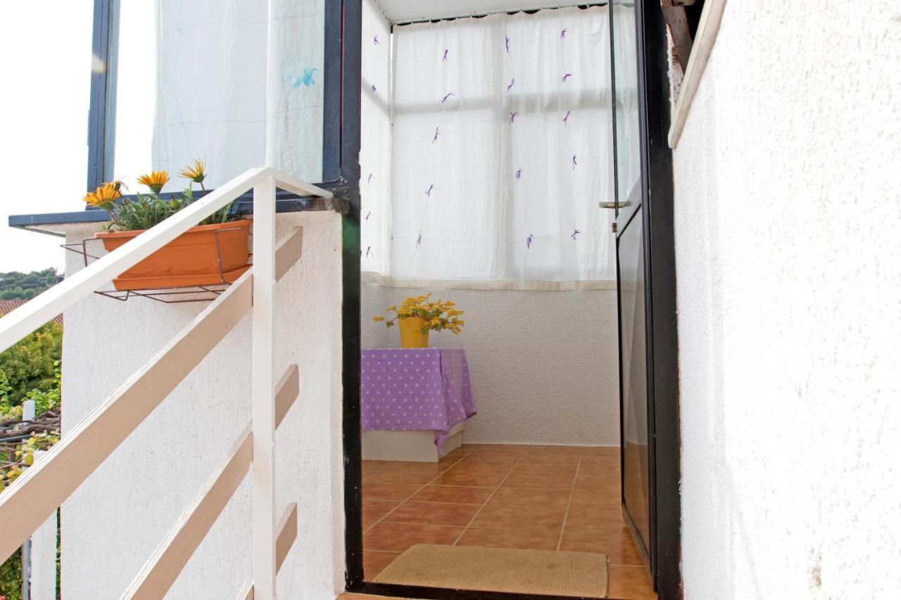 Apartman Mirna ロヴィニ エクステリア 写真