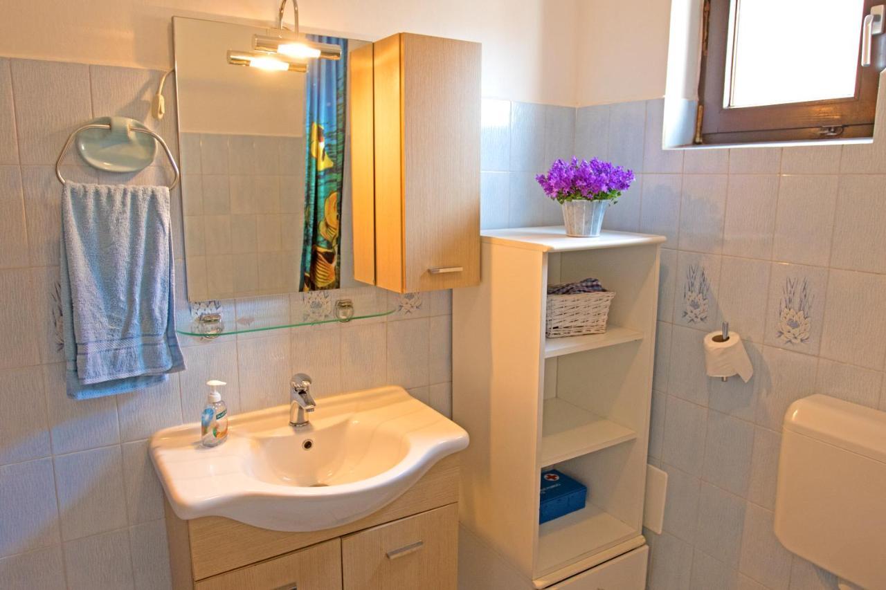 Apartman Mirna ロヴィニ エクステリア 写真